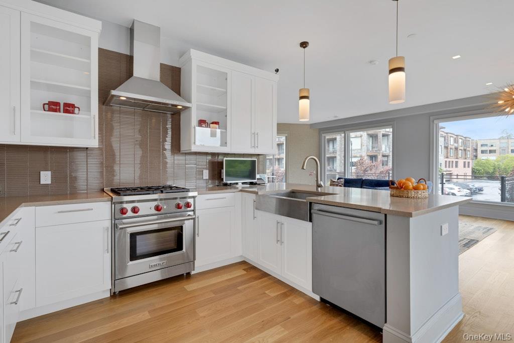 18 Rivers Edge Drive, Unit 211 Tarrytown, NY 10591 - Photo 8 of 30 a kitchen with a stove and a refrigerator