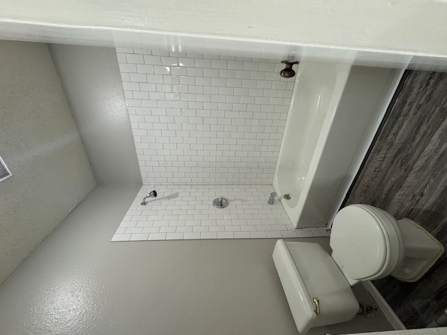 4608 Bennett Avenue, Unit 106 Austin, TX 78751 - Photo 7 of 9 a bathroom with a toilet and a bathtub
