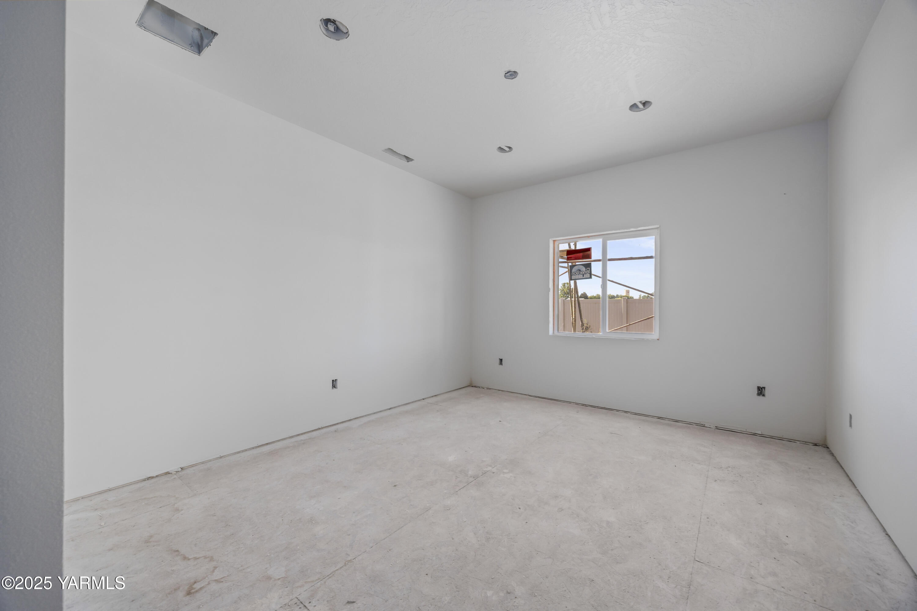 235 Shrute Road Prosser, WA 99350 - Photo 7 of 15 a view of an empty room with a window
