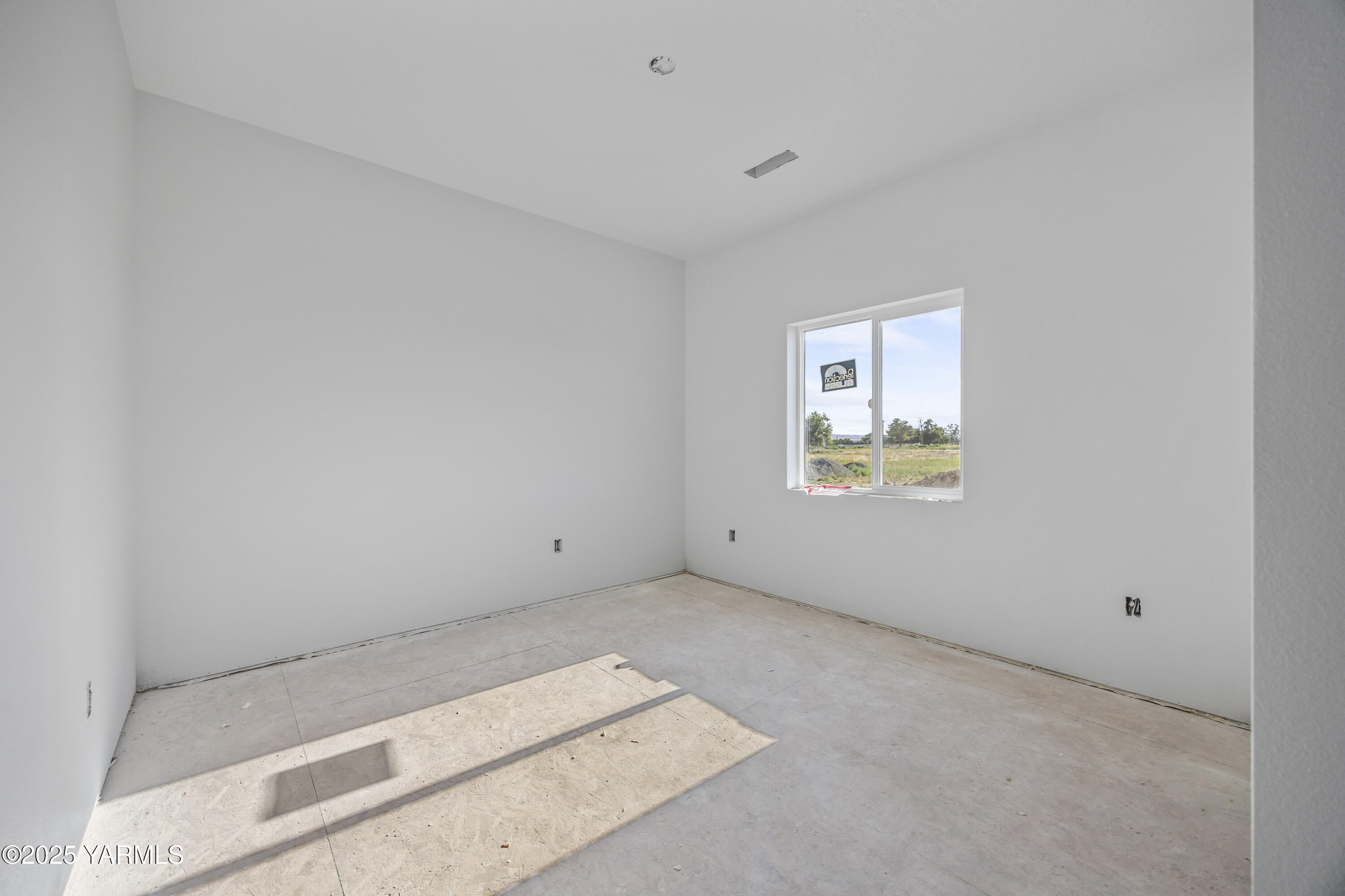 235 Shrute Road Prosser, WA 99350 - Photo 8 of 15 an empty room with windows