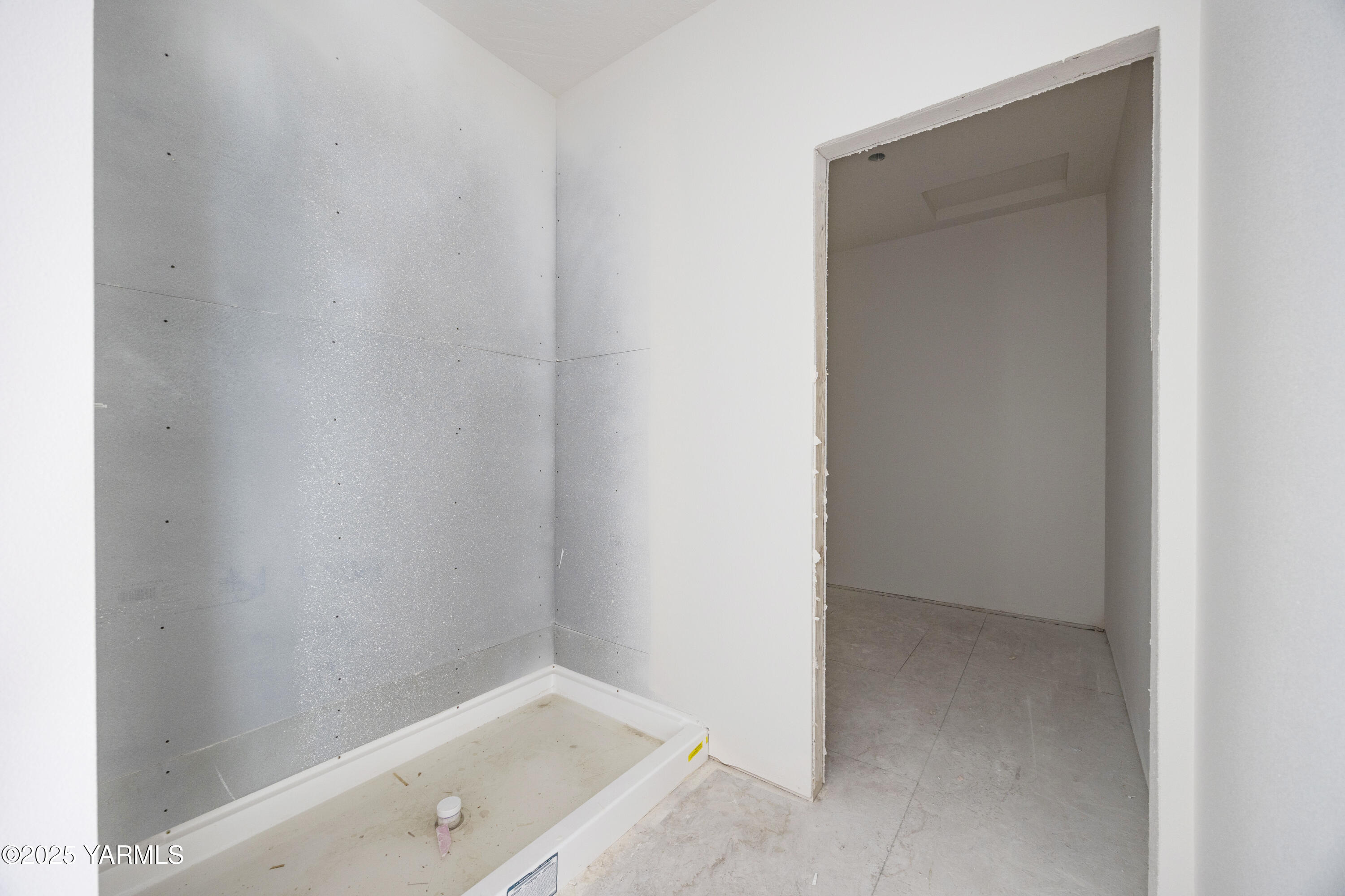 235 Shrute Road Prosser, WA 99350 - Photo 9 of 15 a bathroom with a bathtub