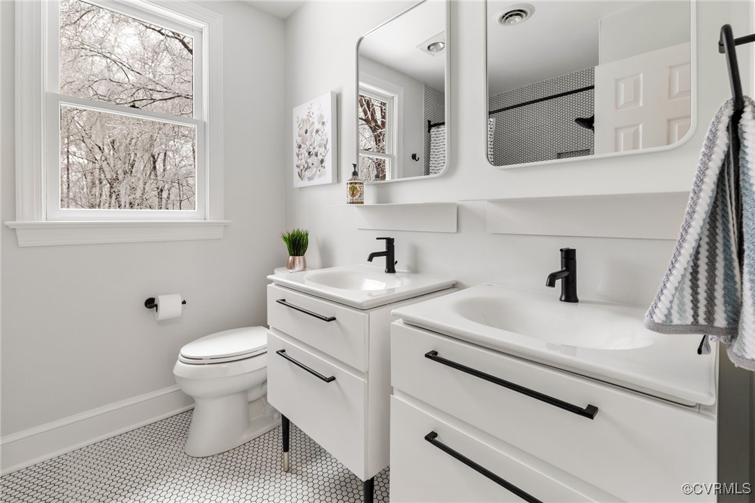 2561 Castle Hill Road Midlothian, VA 23113 - Photo 19 of 46 a bathroom with a sink toilet and mirror