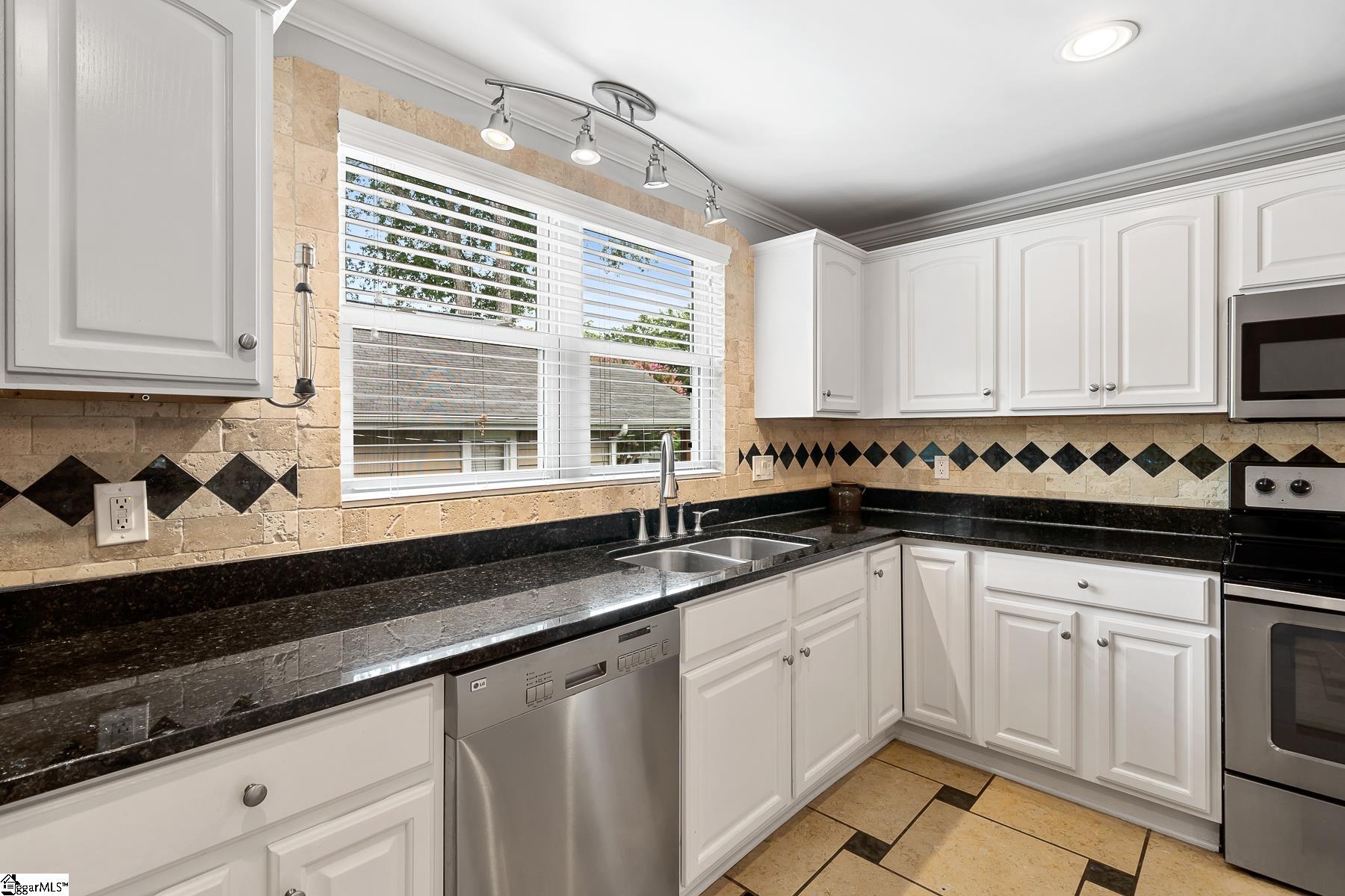 25 Ridgeway Avenue Greenville, SC 29607 - Photo 13 of 32