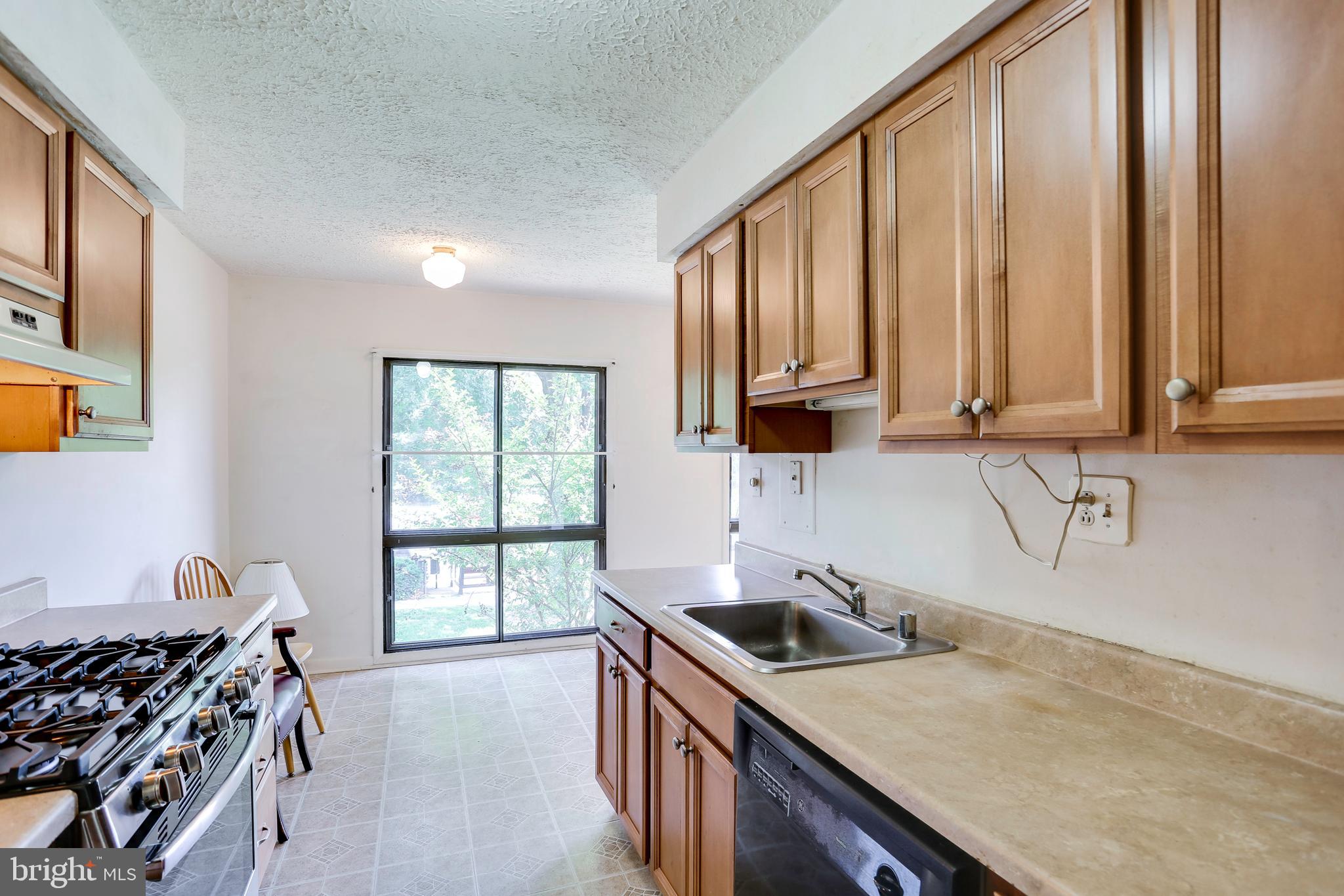 5249 West Running Brook Road, Unit 201 Columbia, MD 21044 - Photo 5 of 32 STANLESS STOVE!