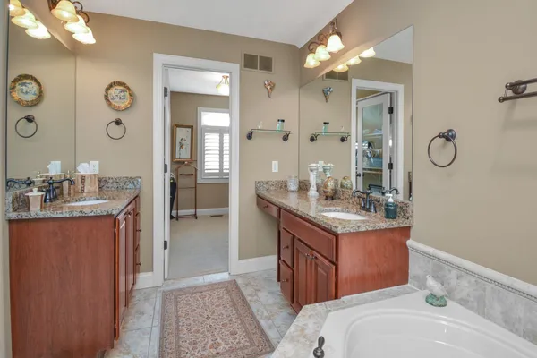 $595,000 | 1303 Janet Drive, Bloomington, IL 61704