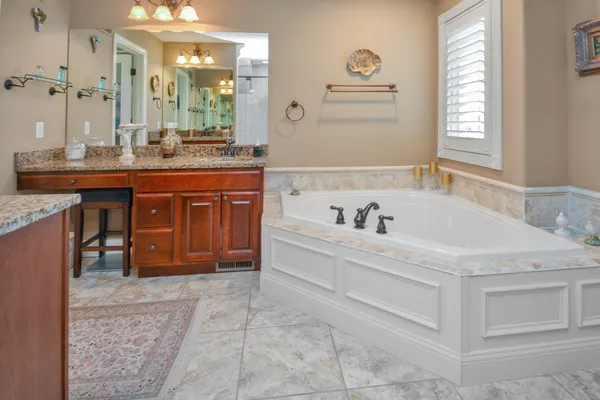 $595,000 | 1303 Janet Drive, Bloomington, IL 61704
