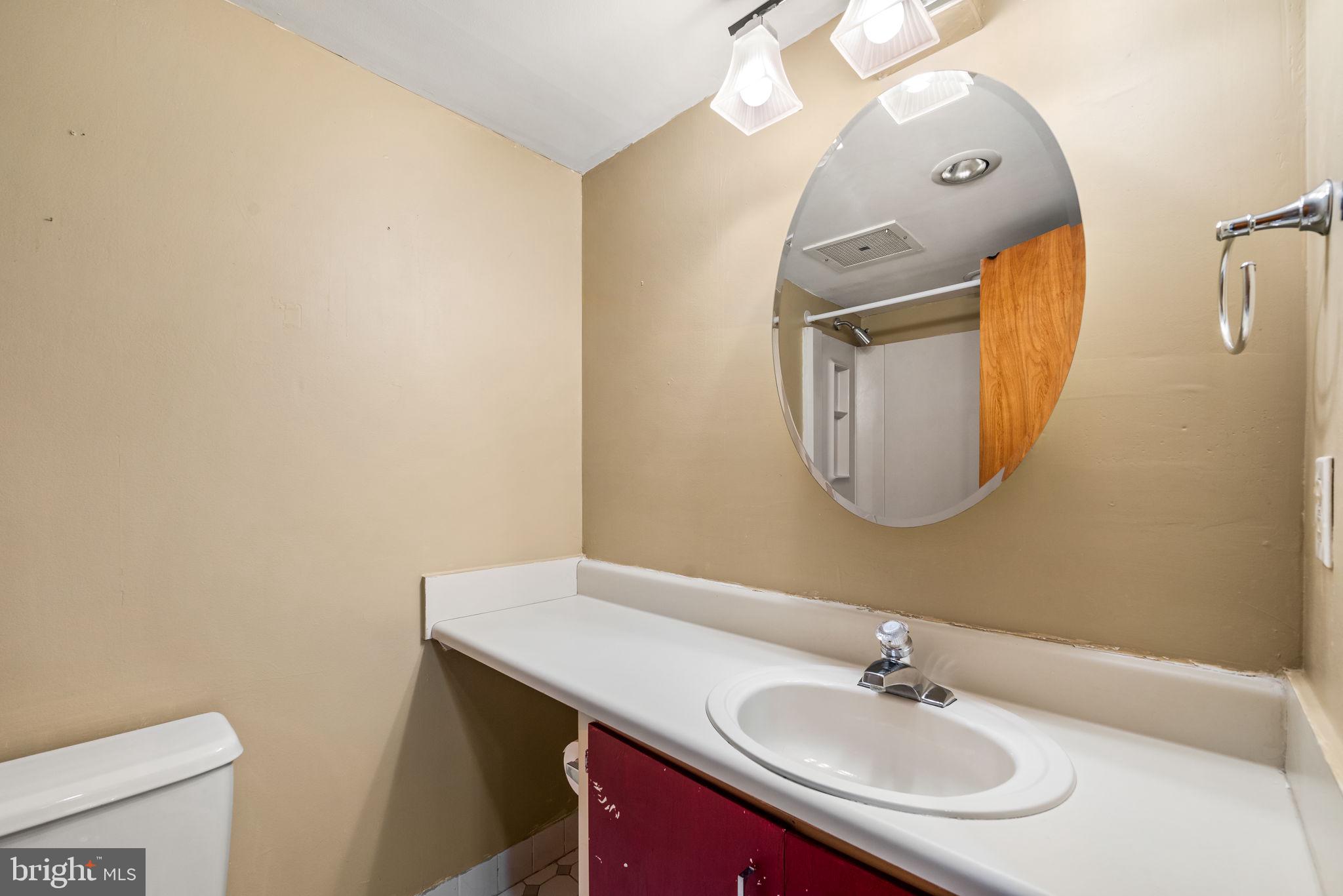 700 Avondale Road, Unit 3D Wallingford, PA 19086 - Photo 14 of 24 Hall bathroom