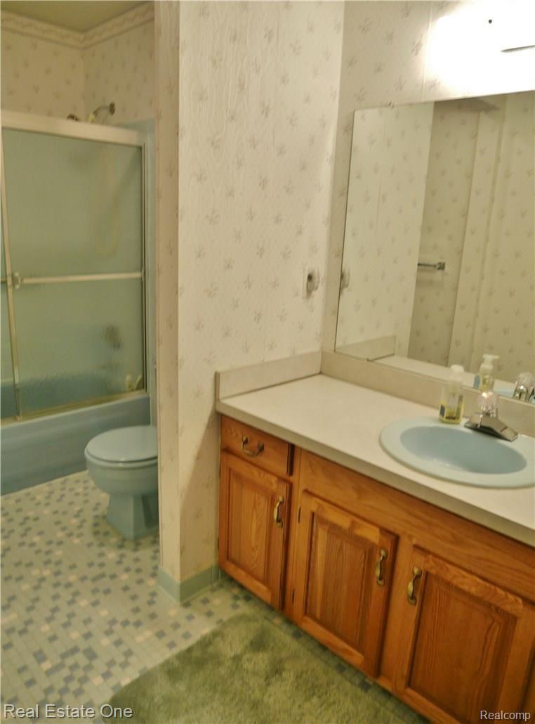 651 Lockport Road Rochester, MI 48307 - Photo 17 of 22 hall bath.JPG