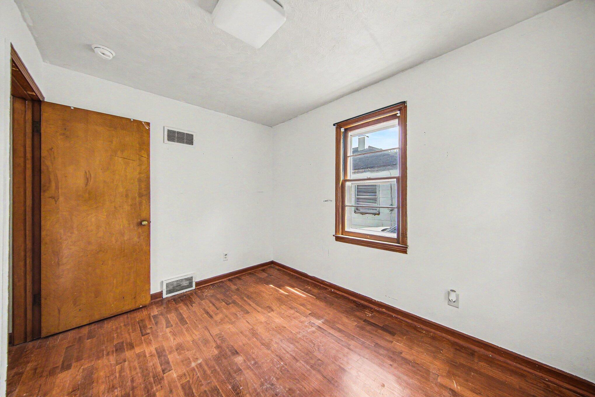 853 Addison Street Adrian, MI 49221 - Photo 21 of 30 022_dscf5645_265