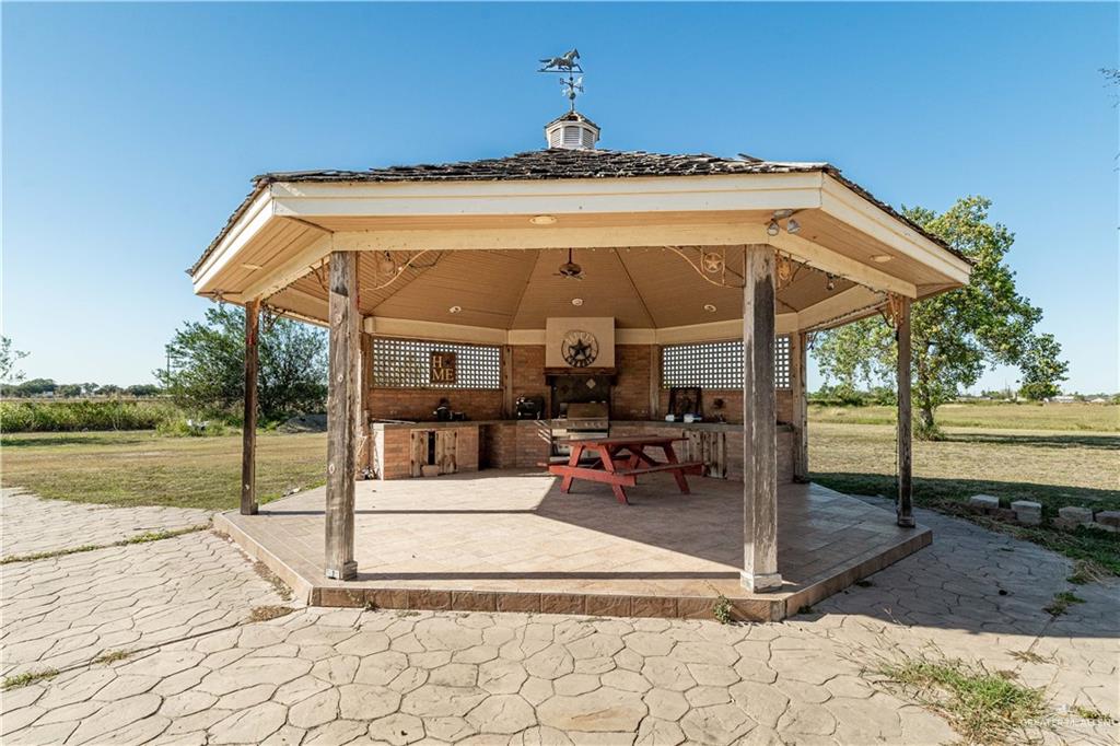 234 East Earling Road Alamo, TX 78516 - Photo 5 of 13 a view of a terrace with a sitting space