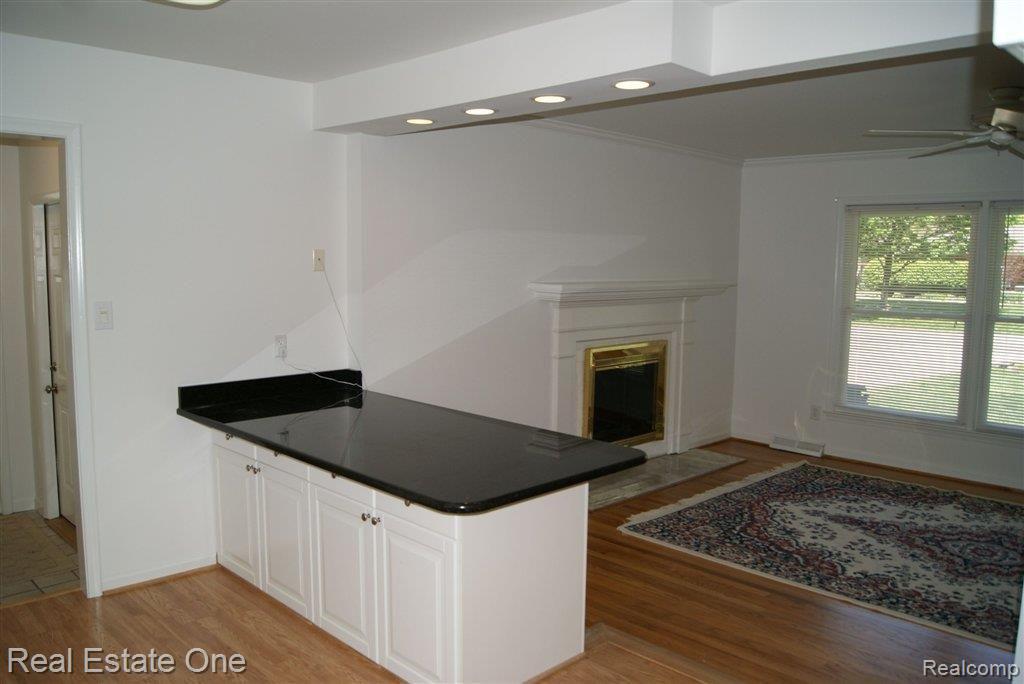 32331 Baintree Road Farmington, MI 48334 - Photo 9 of 25 Breakfast Bar
