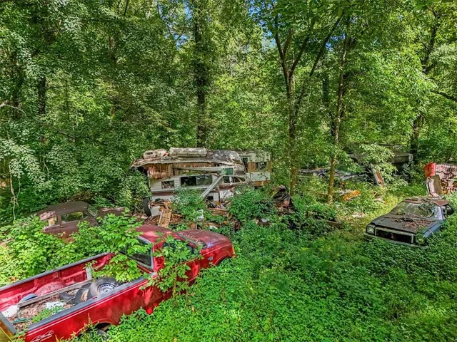 a view of a yard in front of house