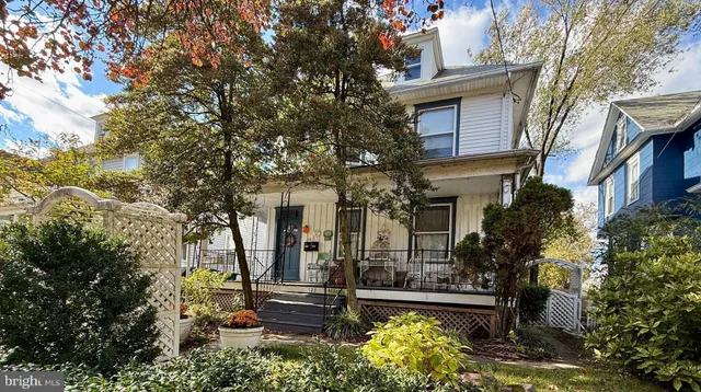 front view of house with a yard