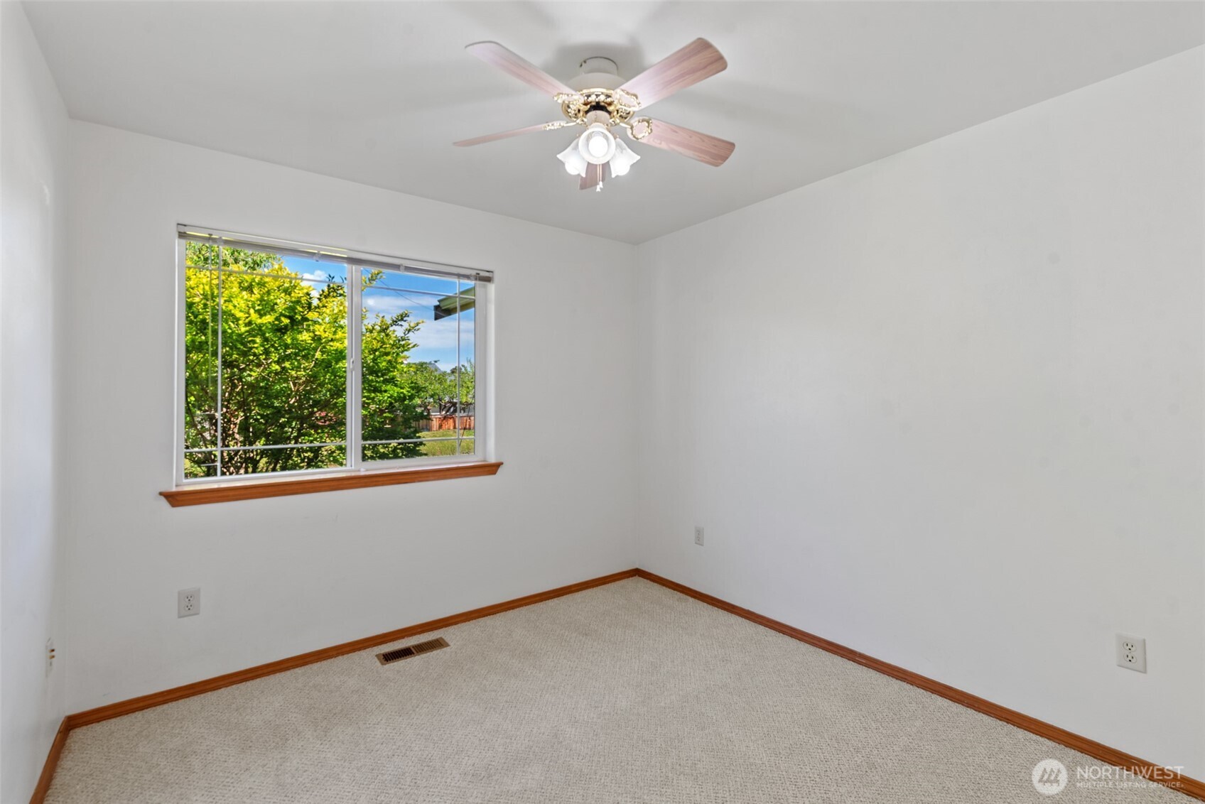 1111 Splett Street Wenatchee, WA 98801 - Photo 22 of 36 an empty room with a window