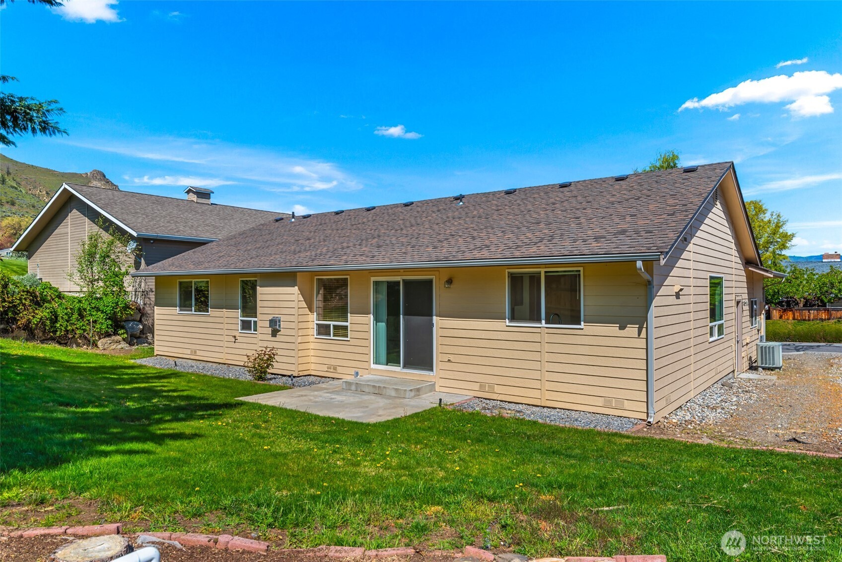 1111 Splett Street Wenatchee, WA 98801 - Photo 32 of 36 a front view of a house with a yard
