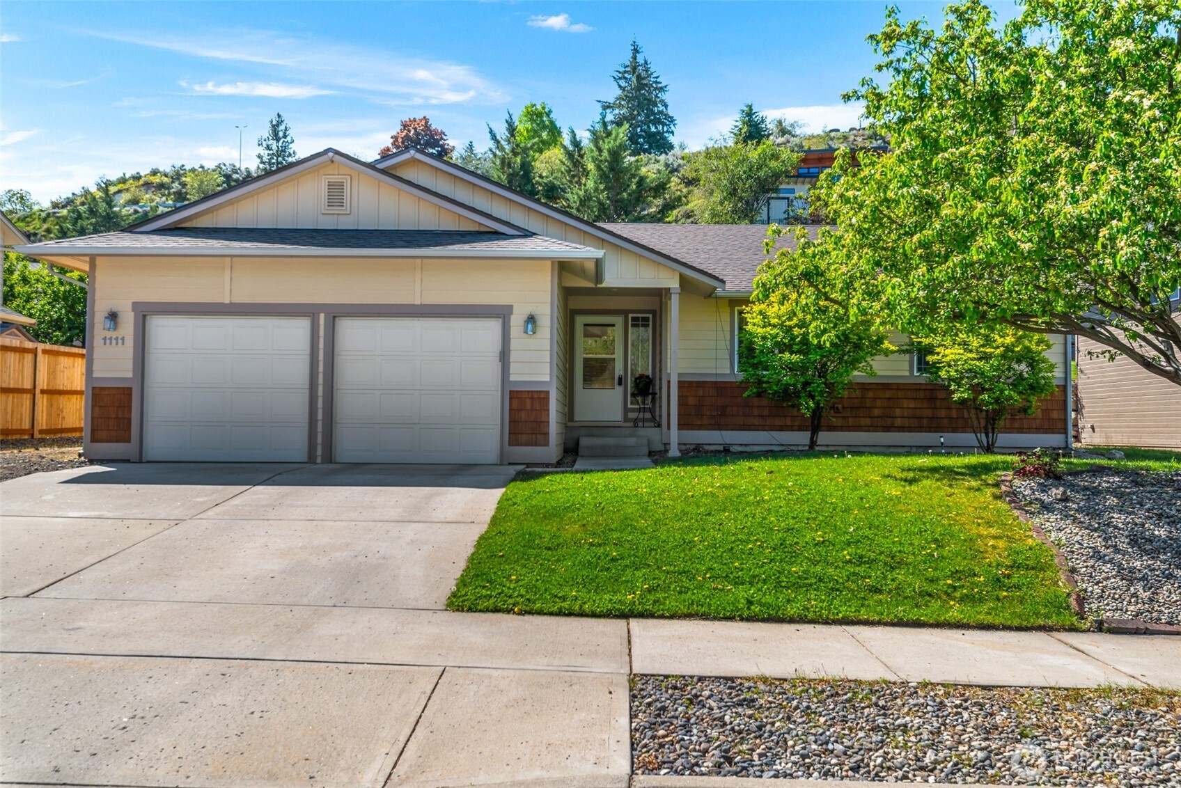 1111 Splett Street Wenatchee, WA 98801 - Photo 4 of 36 a front view of a house with a yard