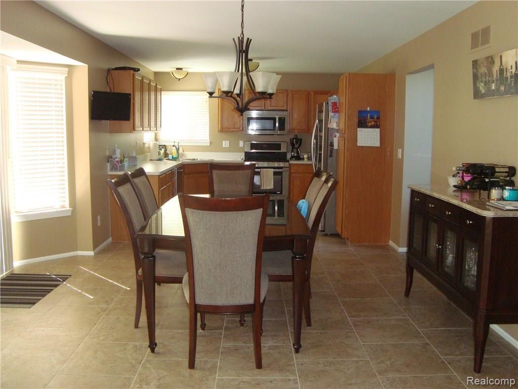 46258 Rocker Drive Macomb, MI 48044 - Photo 10 of 29 Kitchen/Dining