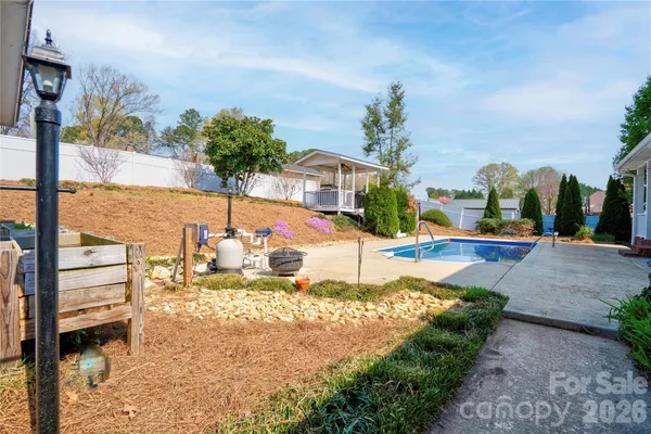 a view of a houses with a yard