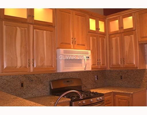 929 Longshanks Road Henderson, NV 89015 - Photo 3 of 7 Kitchen. CUISINE KITCHEN W/ HICKERY CABINETS W/LIGHTED DESPLAYED CABINETS ON TOP