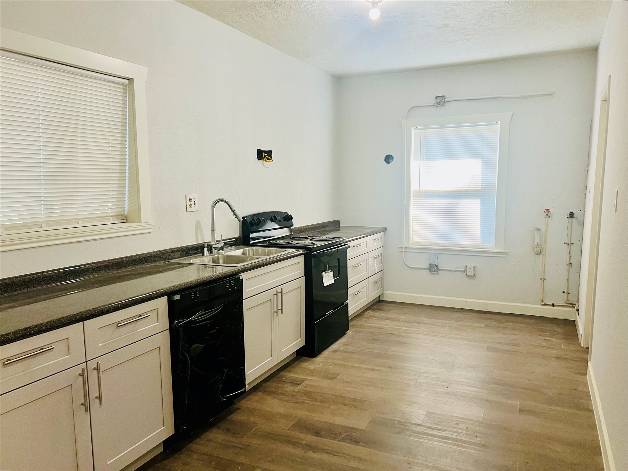 Back Unit: kitchen area