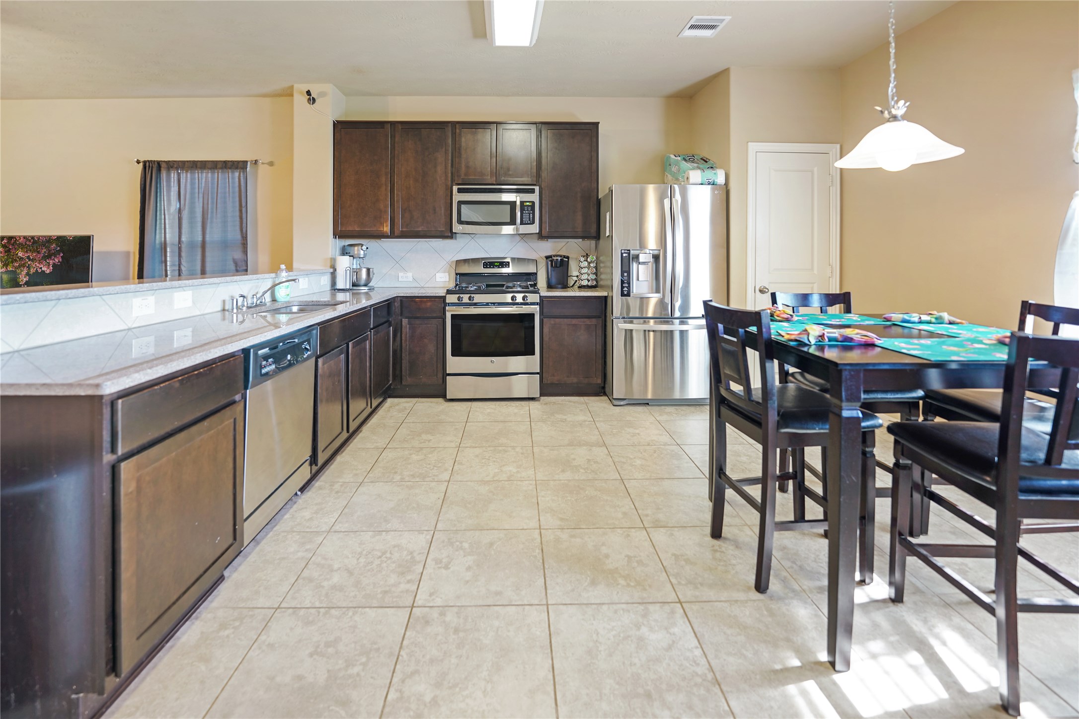 6939 Hazelnut Lane Baytown, TX 77521 - Photo 4 of 18 Open concept kitchen