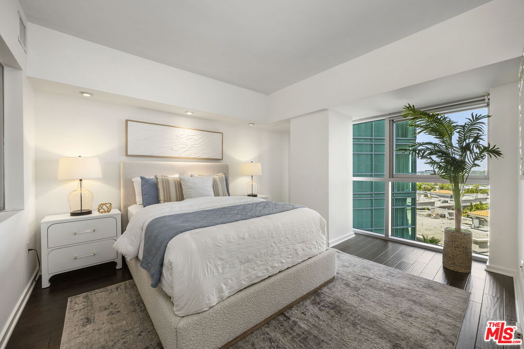 13700 Marina Pointe Drive, Unit 809 Marina del Rey, CA 90292 - Photo 17 of 38 a bedroom with a large bed and a large window