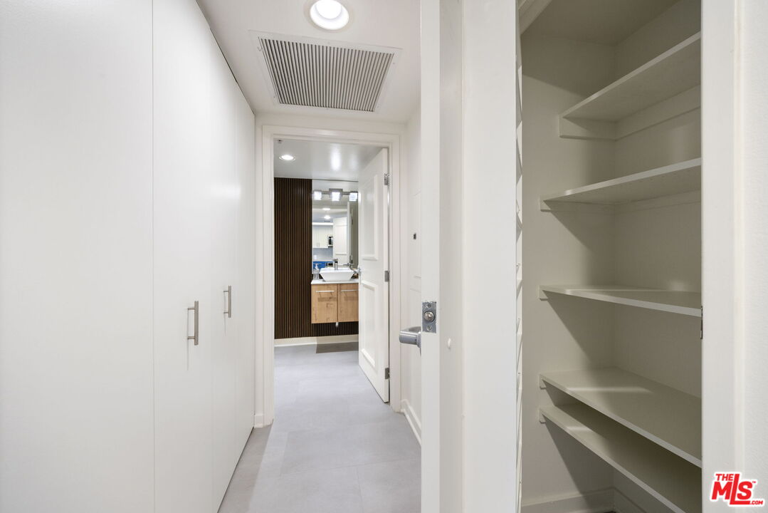 13700 Marina Pointe Drive, Unit 809 Marina del Rey, CA 90292 - Photo 26 of 38 a view of a hallway with an empty room