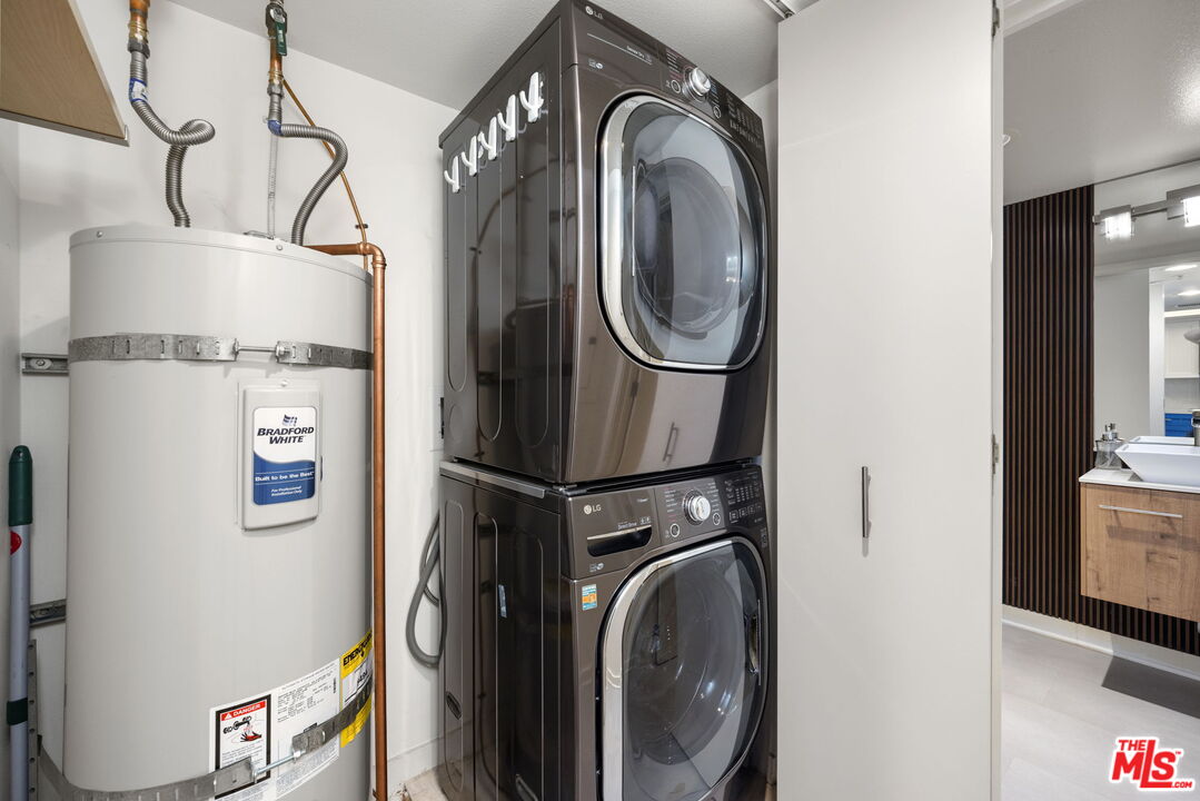 13700 Marina Pointe Drive, Unit 809 Marina del Rey, CA 90292 - Photo 27 of 38 a view of a storage and utility room with washer and dryer