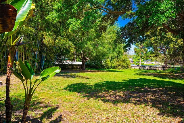 a view of a fountain in front of a house