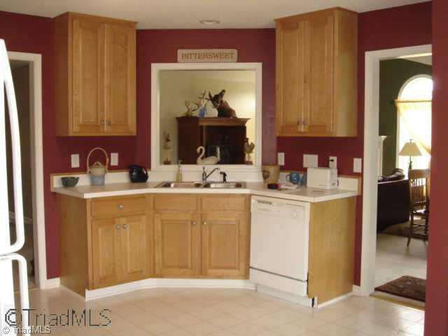 3601 Shadow Ridge Drive High Point, NC 27265 - Photo 4 of 9 Other. Large eat-in Kitchen w/42 cabinets - Refrigerator