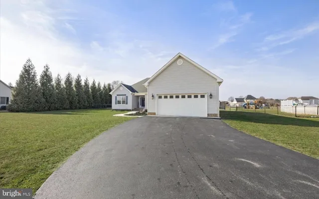 a view of a house with backyard and garden