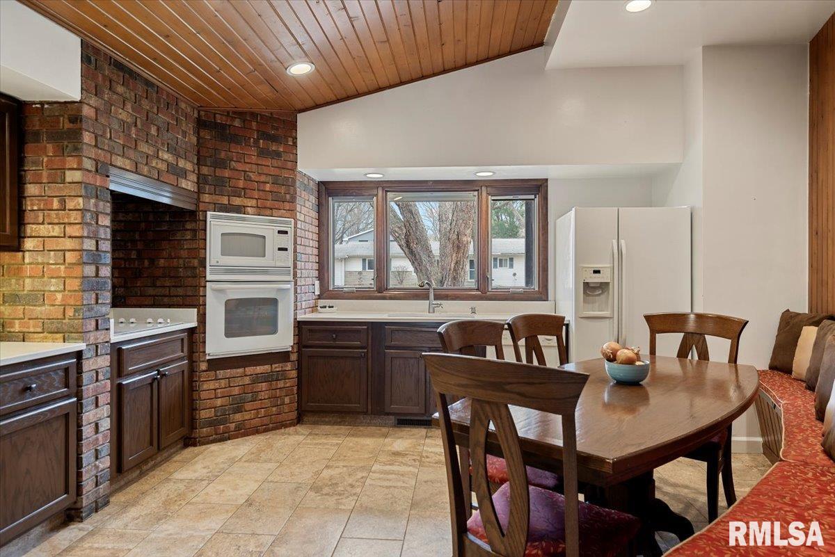 61 Bellerive Road Springfield, IL 62704 - Photo 15 of 63