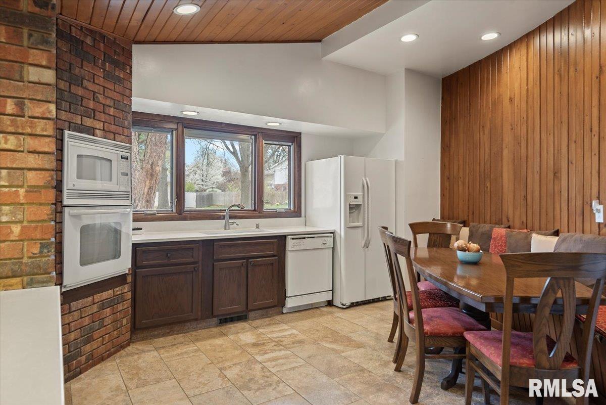 61 Bellerive Road Springfield, IL 62704 - Photo 16 of 63