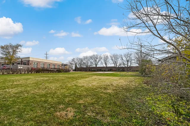 a view of an house with backyard and garden