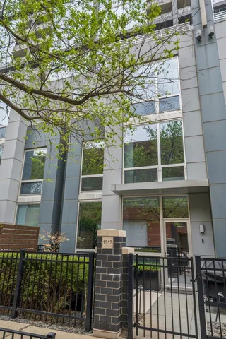 $6,000 | 1917 South Calumet Avenue, Chicago, IL 60616