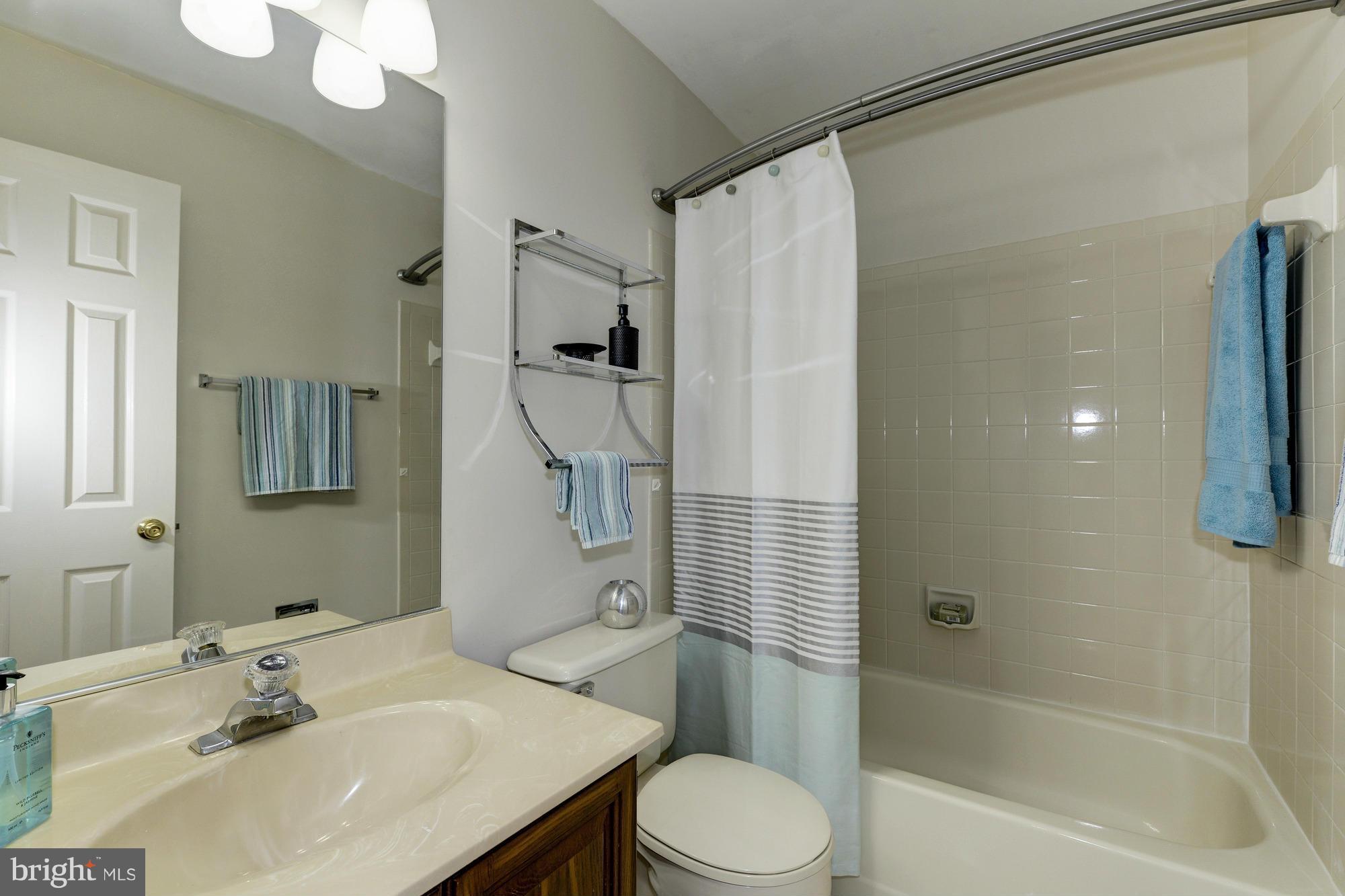 8700 Shadowlake Way Springfield, VA 22153 - Photo 20 of 30 Hall BAth