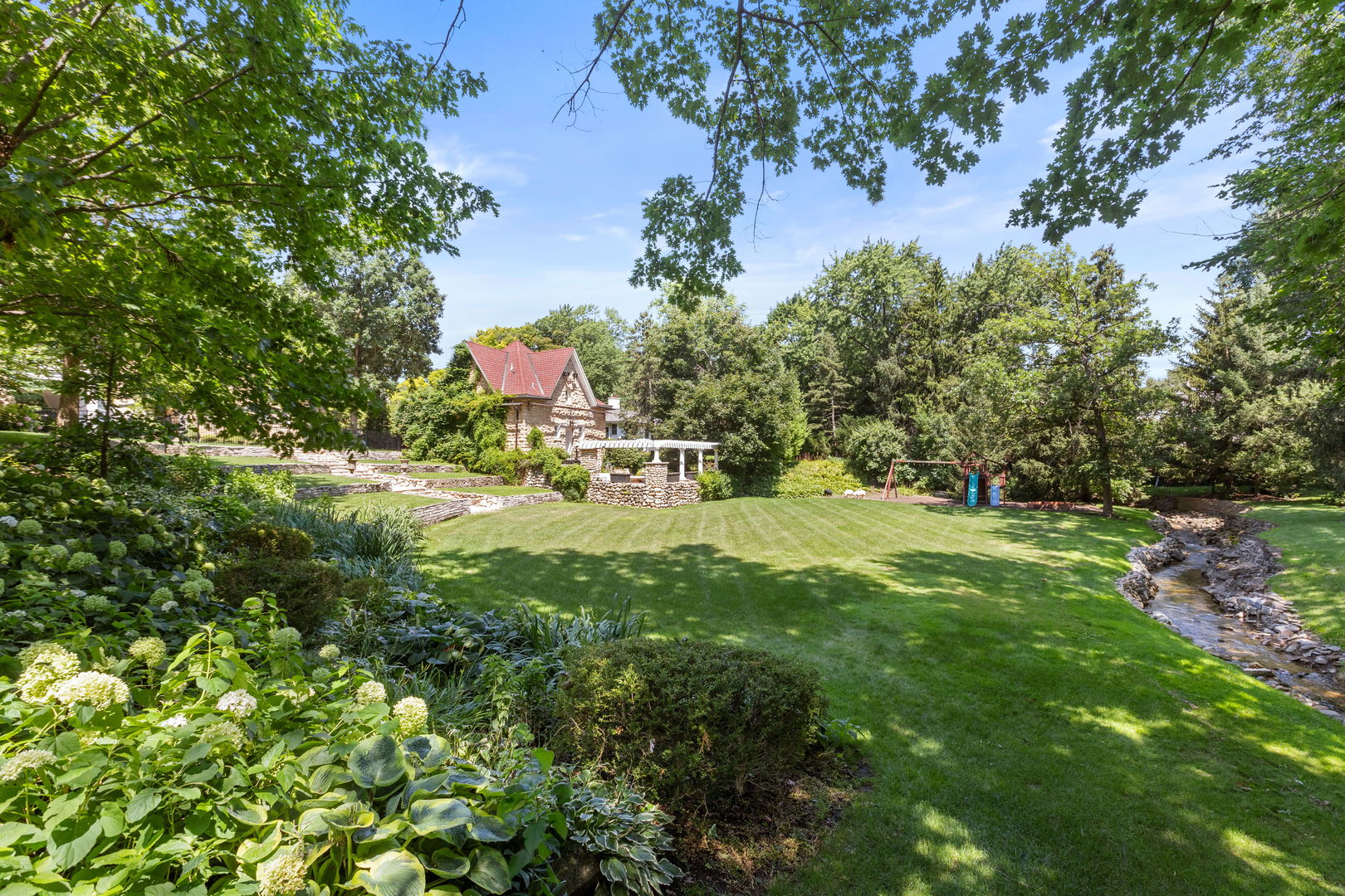 316 Elizabeth Place Geneva, IL 60134 - Photo 3 of 42 a view of a garden with a tree