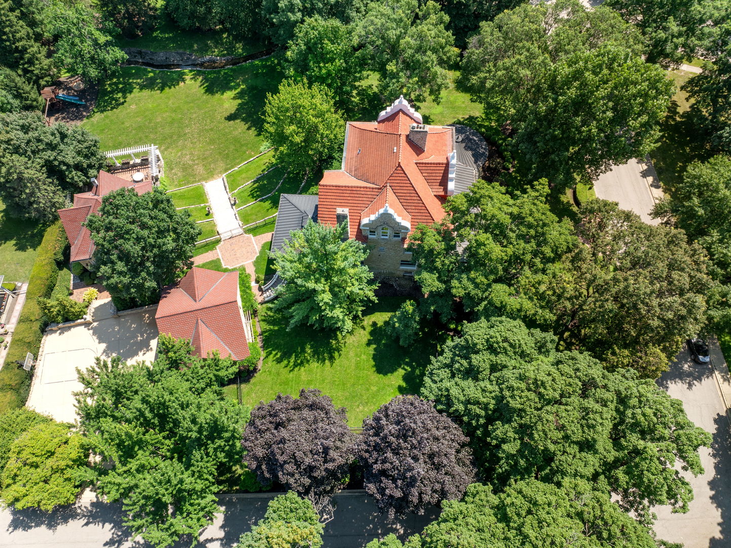 316 Elizabeth Place Geneva, IL 60134 - Photo 42 of 42 an aerial view of a house with a yard and lake view