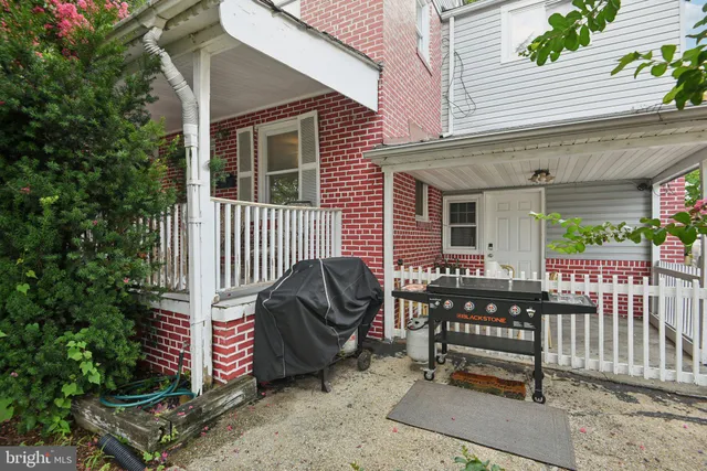 $700,000 | 3705 South Four Mile Run Drive, Arlington, VA 22206