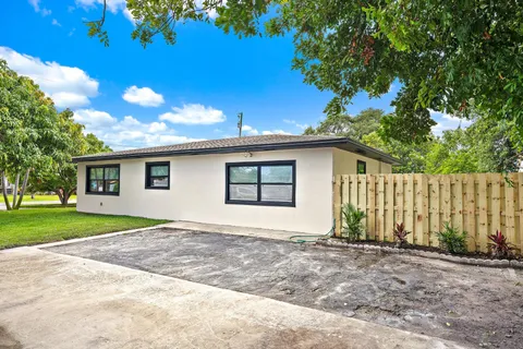 $665,000 | 117 Southeast 22nd Avenue, Boynton Beach, FL 33435