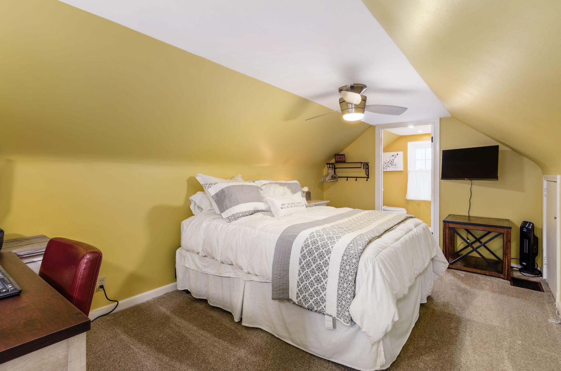 184 Fenway Road Columbus, OH 43214 - Photo 25 of 40 2nd floor bedroom 3