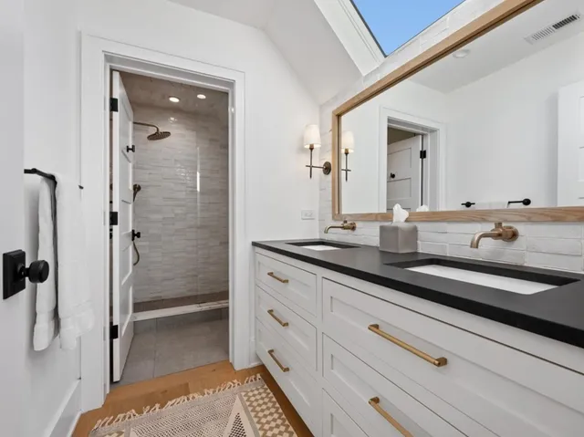 $1,395,000 | 2109 West Montrose Avenue, Chicago, IL 60618