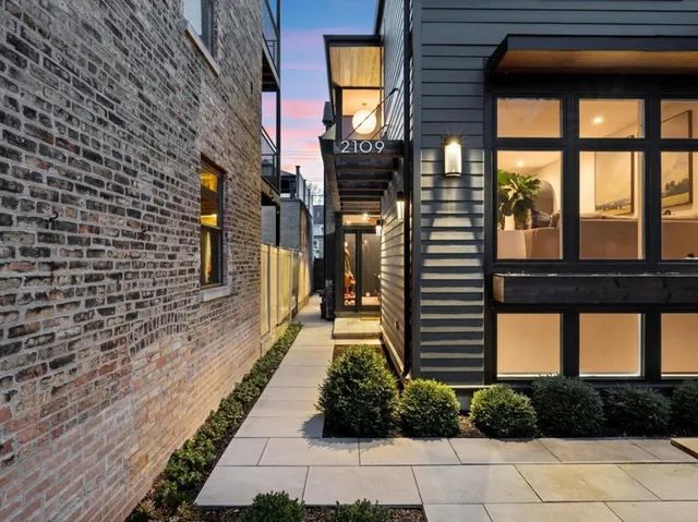 $1,395,000 | 2109 West Montrose Avenue, Chicago, IL 60618