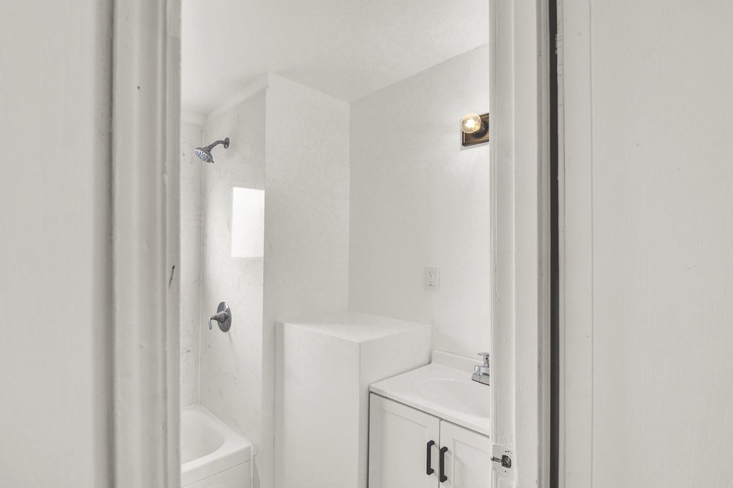 4143 Yosemite, Unit C21 Modesto, CA 95357 - Photo 21 of 25 a bathroom with a bathtub