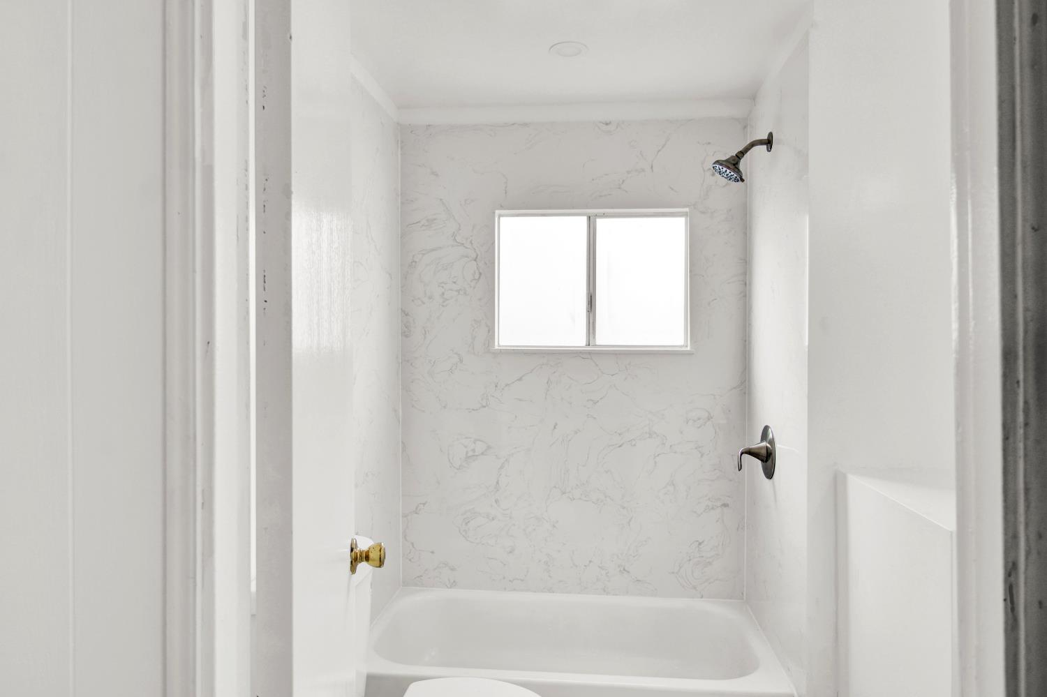 4143 Yosemite, Unit C21 Modesto, CA 95357 - Photo 22 of 25 a bathroom with a bathtub