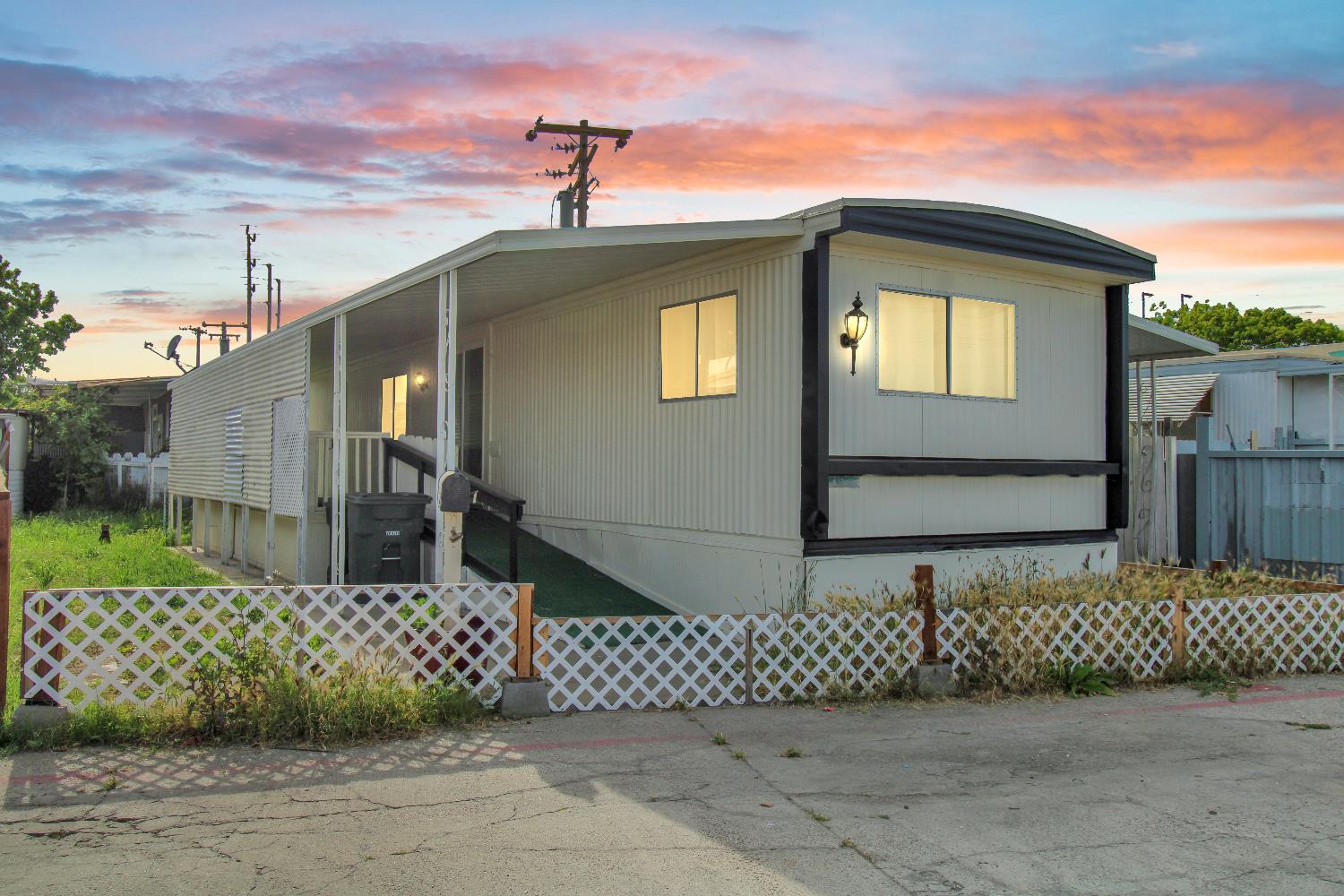 4143 Yosemite, Unit C21 Modesto, CA 95357 - Photo 6 of 25 a front view of a house