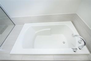 611 Sydnor Street Houston, TX 77020 - Photo 21 of 26 a bathroom with a bathtub