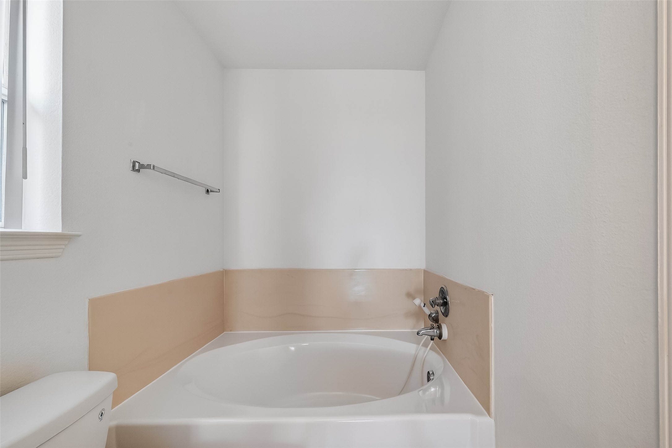 698 Columbia Street Alvin, TX 77511 - Photo 17 of 29 Primary bathroom