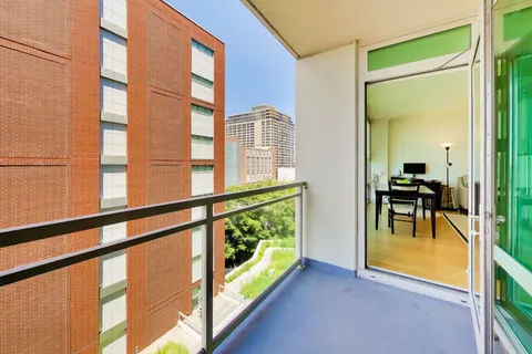 $339,000 | 1570 Elmwood Avenue, Unit 909, Evanston, IL 60201