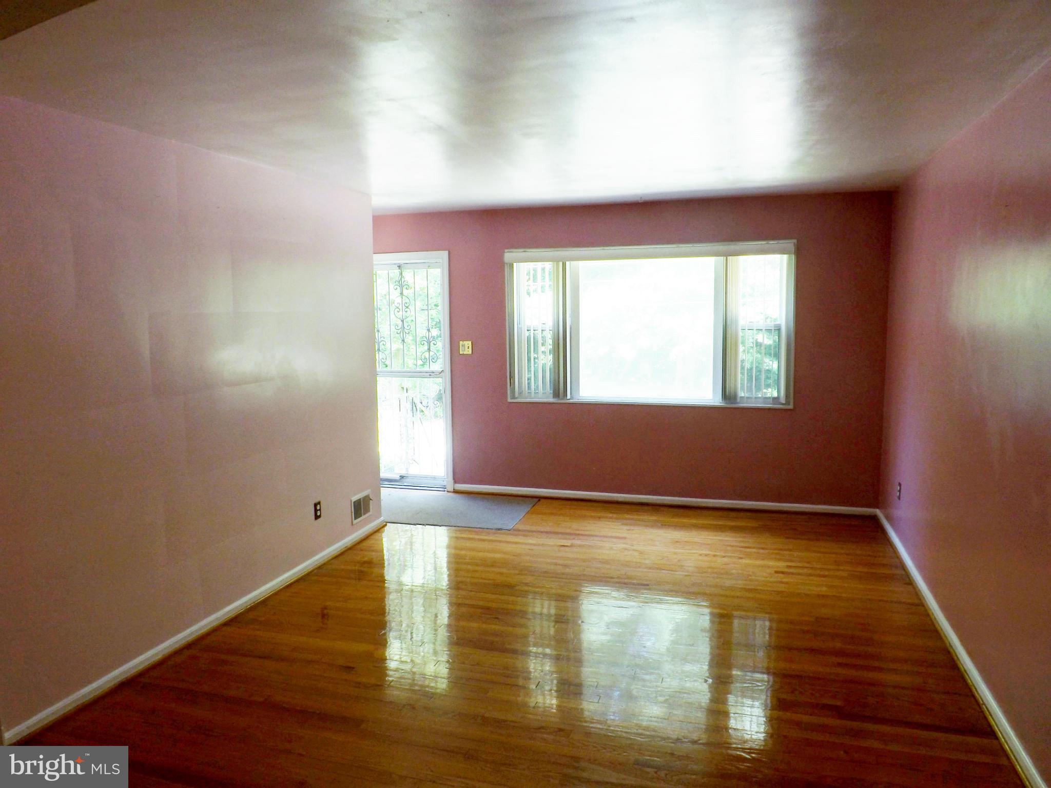 9809 East Light Drive Silver Spring, MD 20903 - Photo 4 of 27 Living Room
